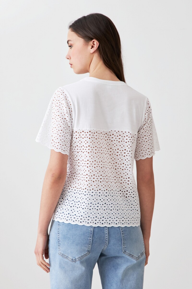 Remera con broderie blanco