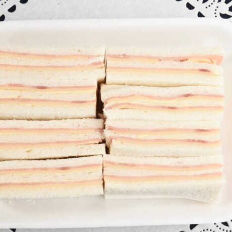 Sandwich triple de jamón y queso. Bandeja de 8 unidades Pan blanco
