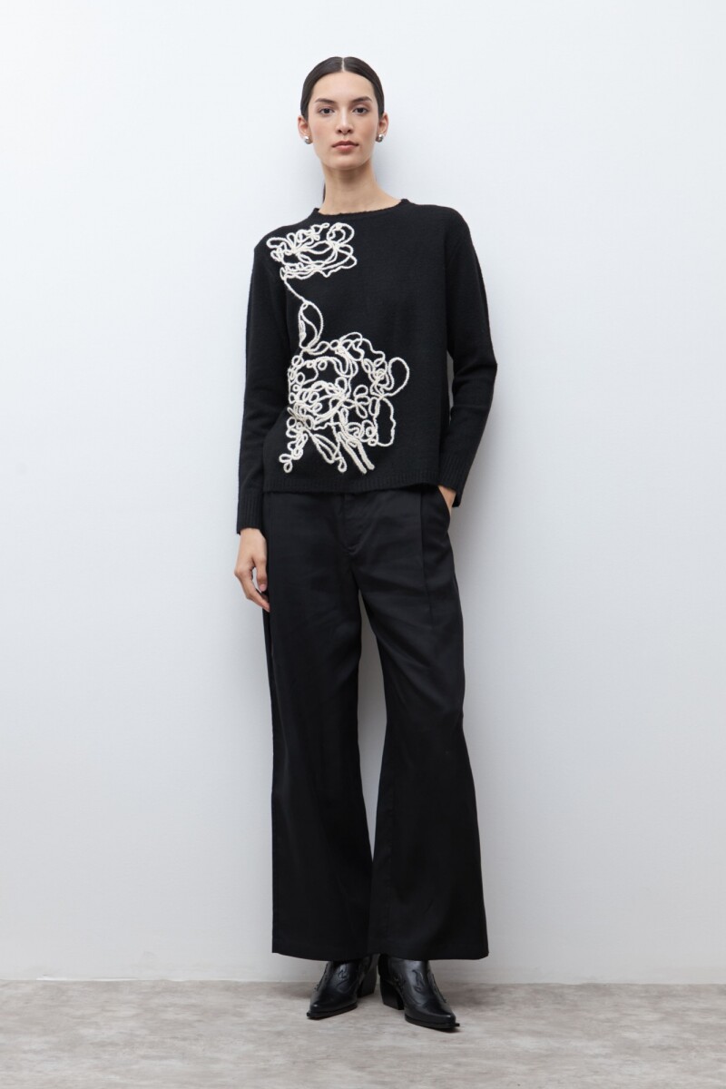 Sweater con bordado negro