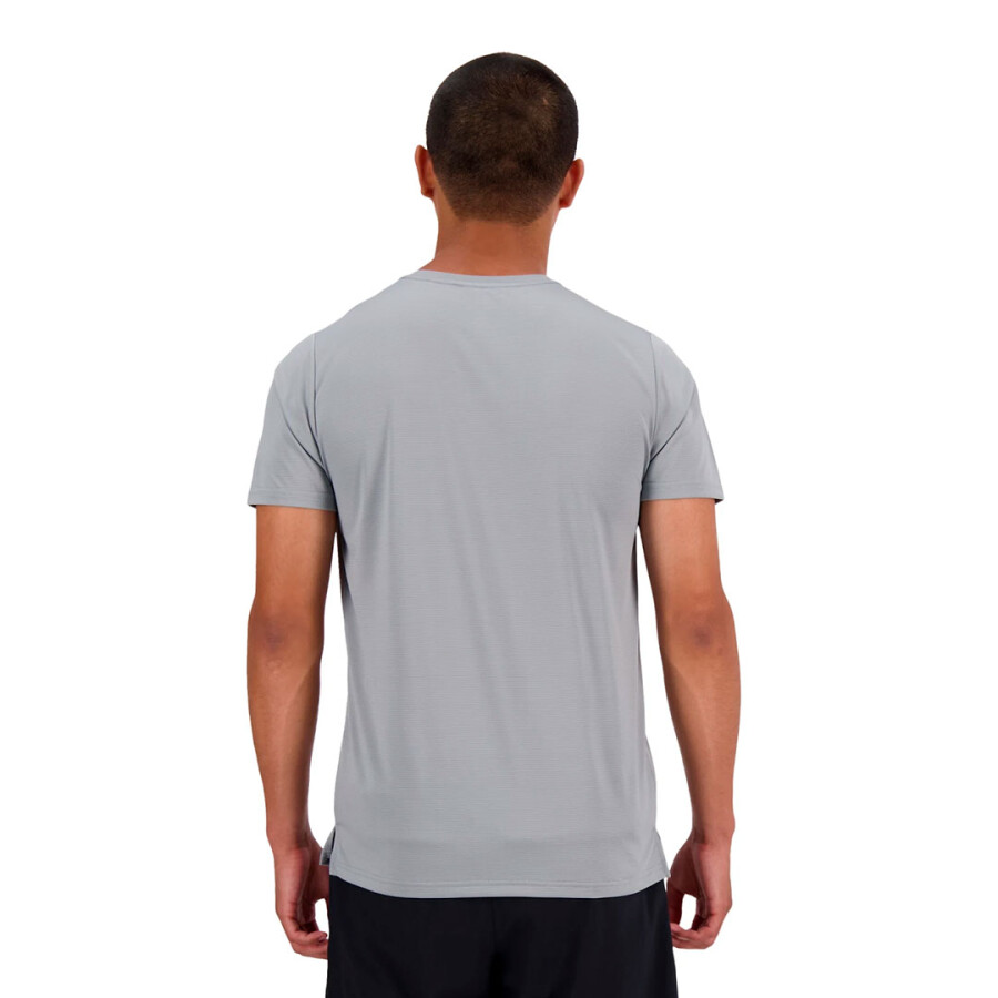 Remera de Hombre New Balance Run Sport Essentials Tecnica Gris