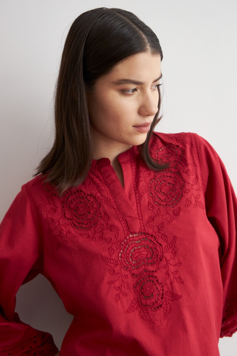Blusa romantica bordada carmesí