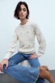 Sweater cinta con detalle de bordados beige
