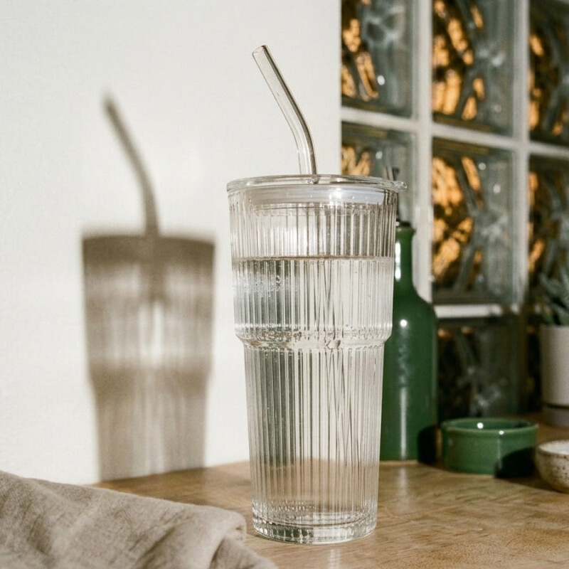 Vaso de vidrio con tapa y sorbito 600ml Vaso de vidrio con tapa y sorbito 600ml