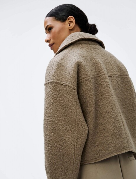 CAMPERA CON BOLSILLOS GRIS