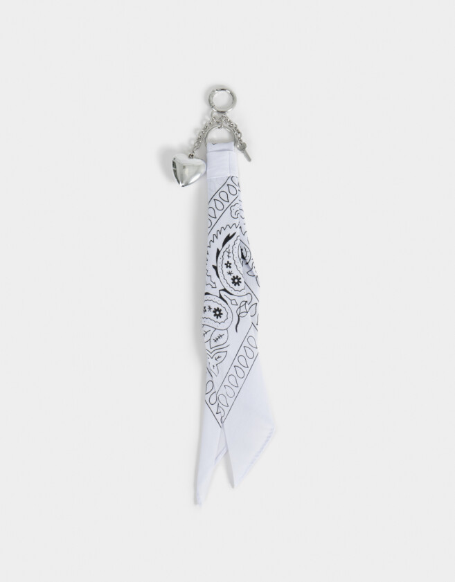 Llavero Metal Llavero Y Charm De Bandana Con Relicario - Blanco