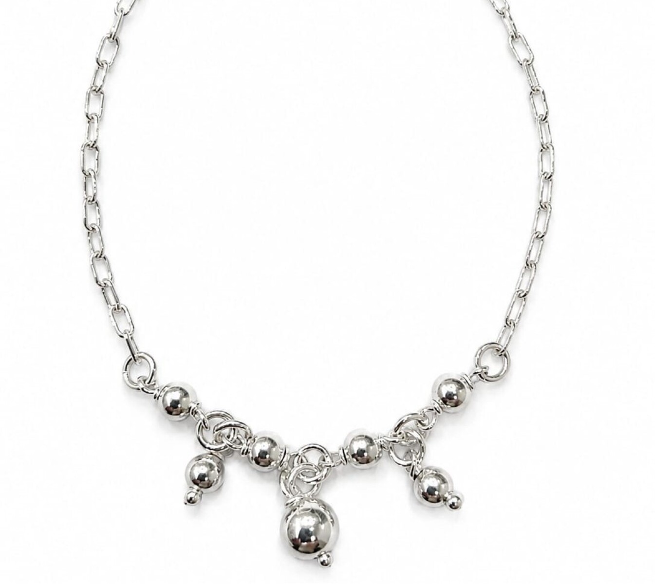 Pulsera con tres colgantes bolitas 