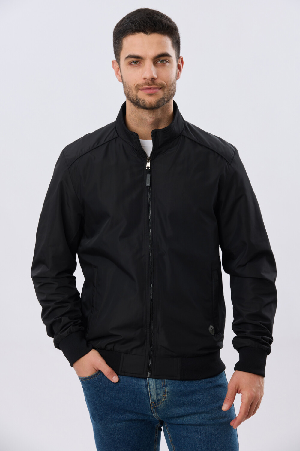 CAMPERA LIVIANA DE NYLON Negro