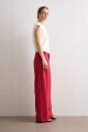 Pantalon recto con pinzas carmesí