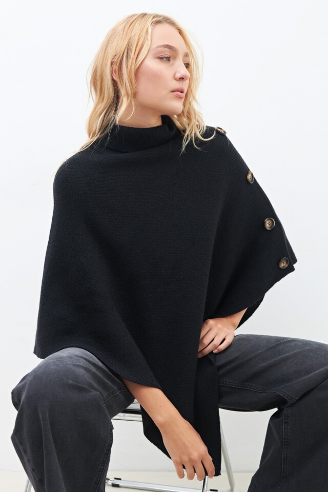 Poncho tejido con botones negro