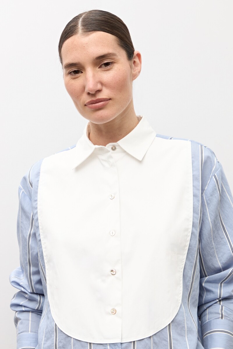 Camisa rayada con pechera celeste