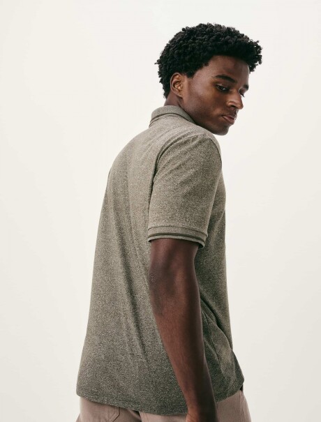 CAMISETA CON CUELLO TEXTURIZDA GRIS