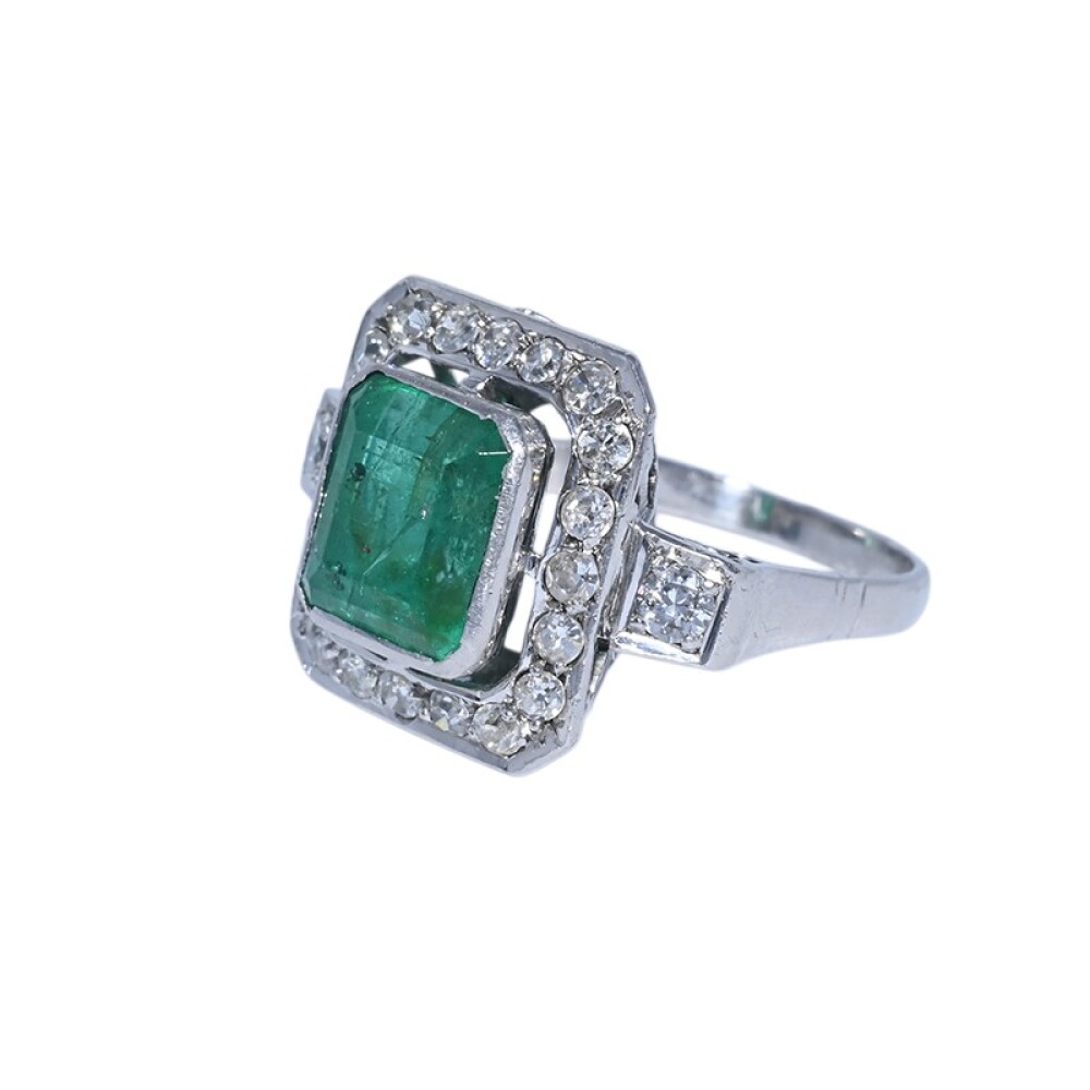 Anillo Oro 18 k blanco con esmeralda central y brillantes. Anillo Oro 18 k blanco con esmeralda central y brillantes.