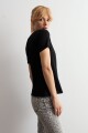 Remera escote a la base negro