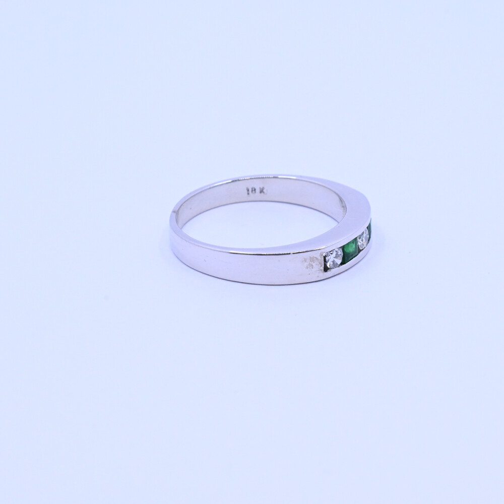 Anillo medio sin fin oro 18k blanco carril con esmeraldas carré y brillantes. Anillo medio sin fin oro 18k blanco carril con esmeraldas carré y brillantes.