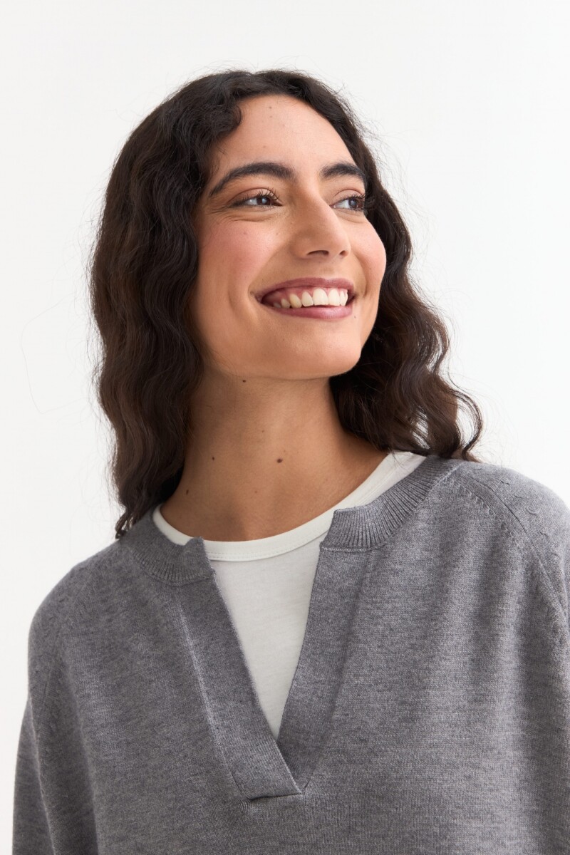 Sweater con cuello abierto y tajos laterales GRIS