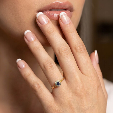 Anillo Cushion de oro amarillo 18k con brillantes y zafiro azul Anillo Cushion de oro amarillo 18k con brillantes y zafiro azul