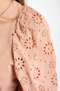 Remera Manga Globo Broderie Rosa