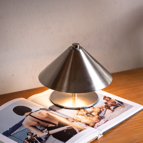 Lámpara de mesa cónica metálica Baby plateada plateada
