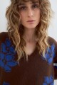 Sweater escote V c/ jacquard floral chocolate