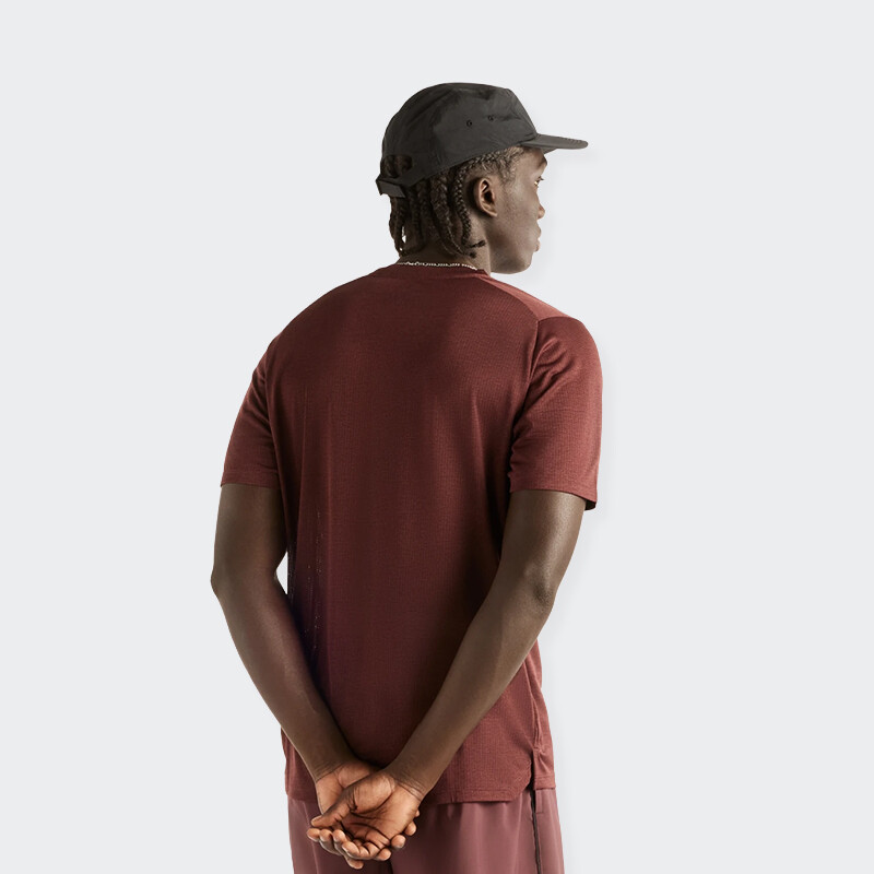Remera New Balance Athletics Marrón