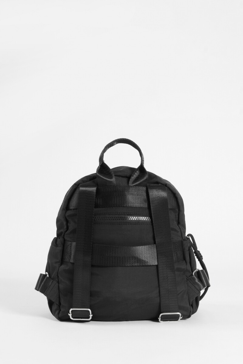 Mochila mediana cierres con strap carry negro