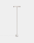 Lámpara de pie Lynor de acero cepillado con base de mármol blanco