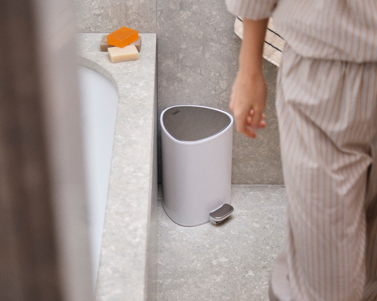Papelera de Baño con Pedal 5L Joseph Joseph EasyStore™ Blanco Brillante - PREVENTA Papelera de Baño con Pedal 5L Joseph Joseph EasyStore™ Blanco Brillante - PREVENTA