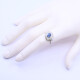 Anillo platino con brillantes y zafiro central. Anillo platino con brillantes y zafiro central.