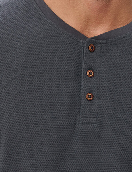 REMERA TEXTURADA DE ALGODÓN GRIS