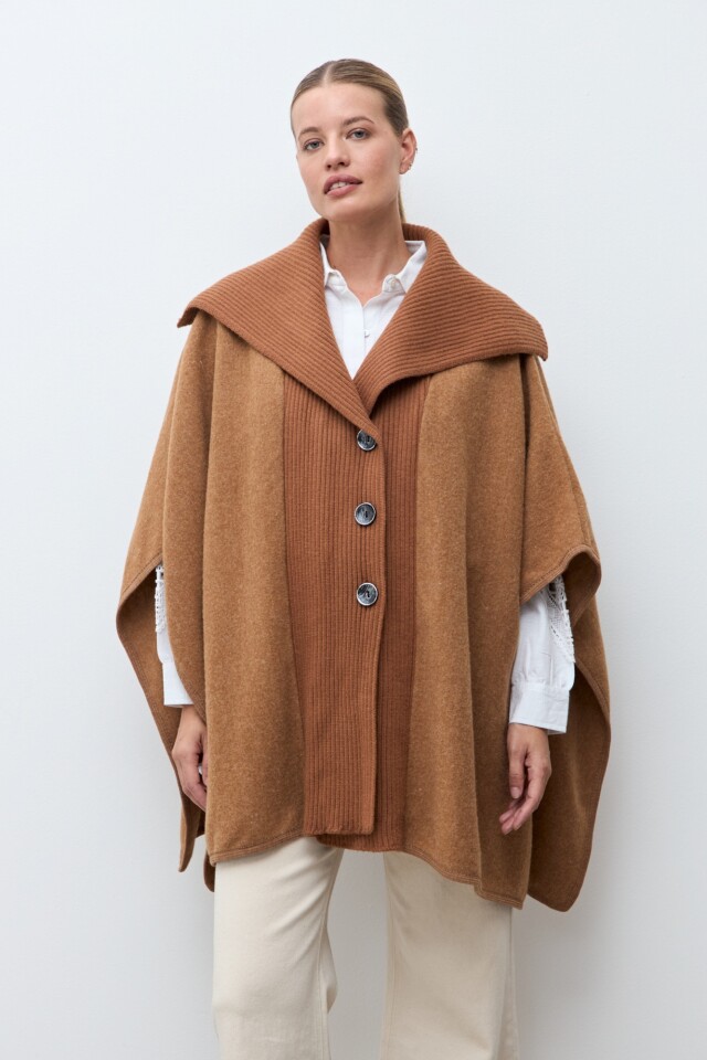 Capa cuello tejido y botones chocolate