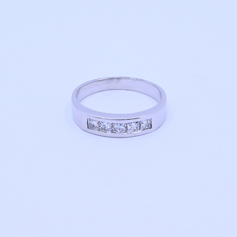 Anillo medio sin fin oro 18k blanco engarce carril y brillantes princesa. Anillo medio sin fin oro 18k blanco engarce carril y brillantes princesa.