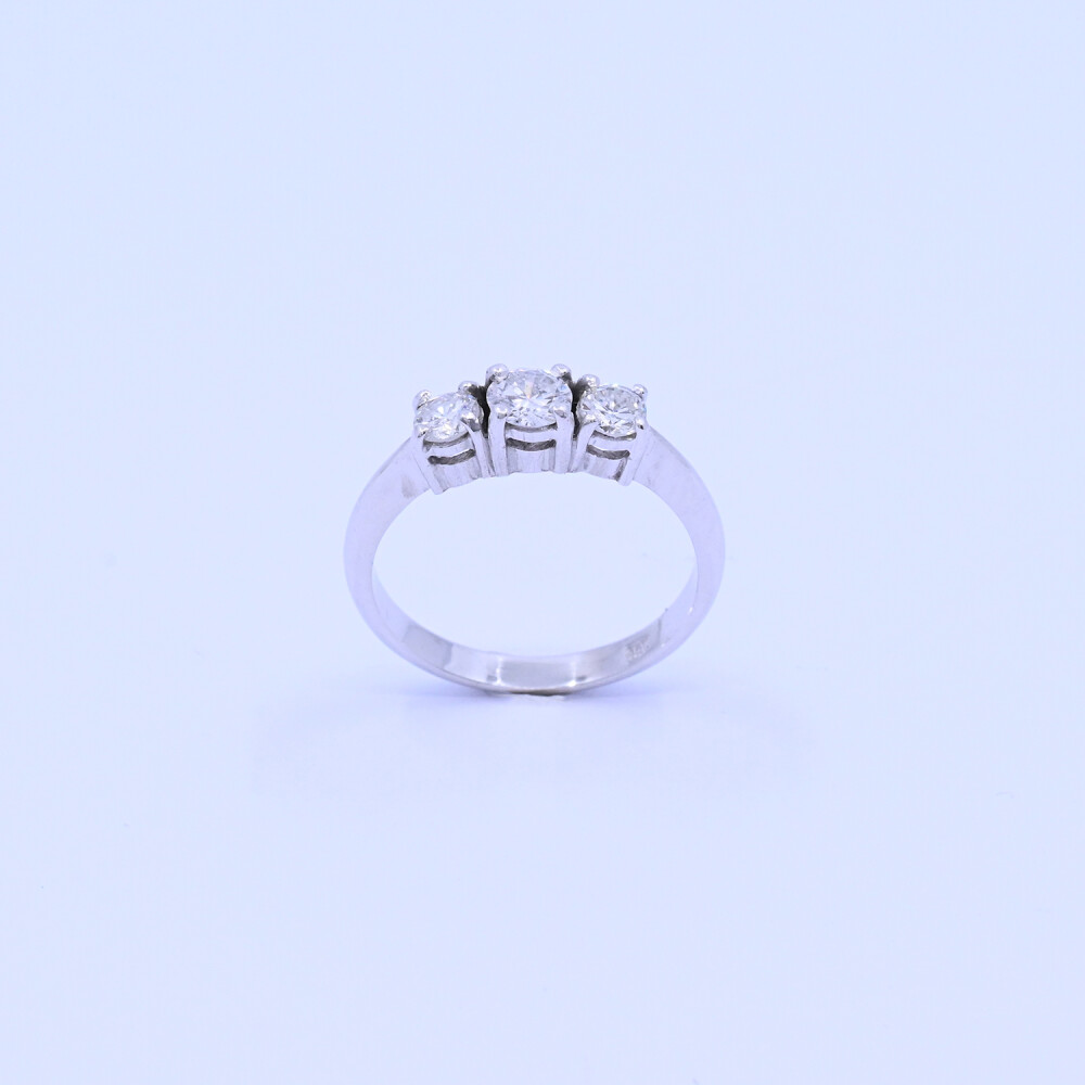 Anillo 18 k blanco con 3 brillantes engrace 4 puntas. Anillo 18 k blanco con 3 brillantes engrace 4 puntas.