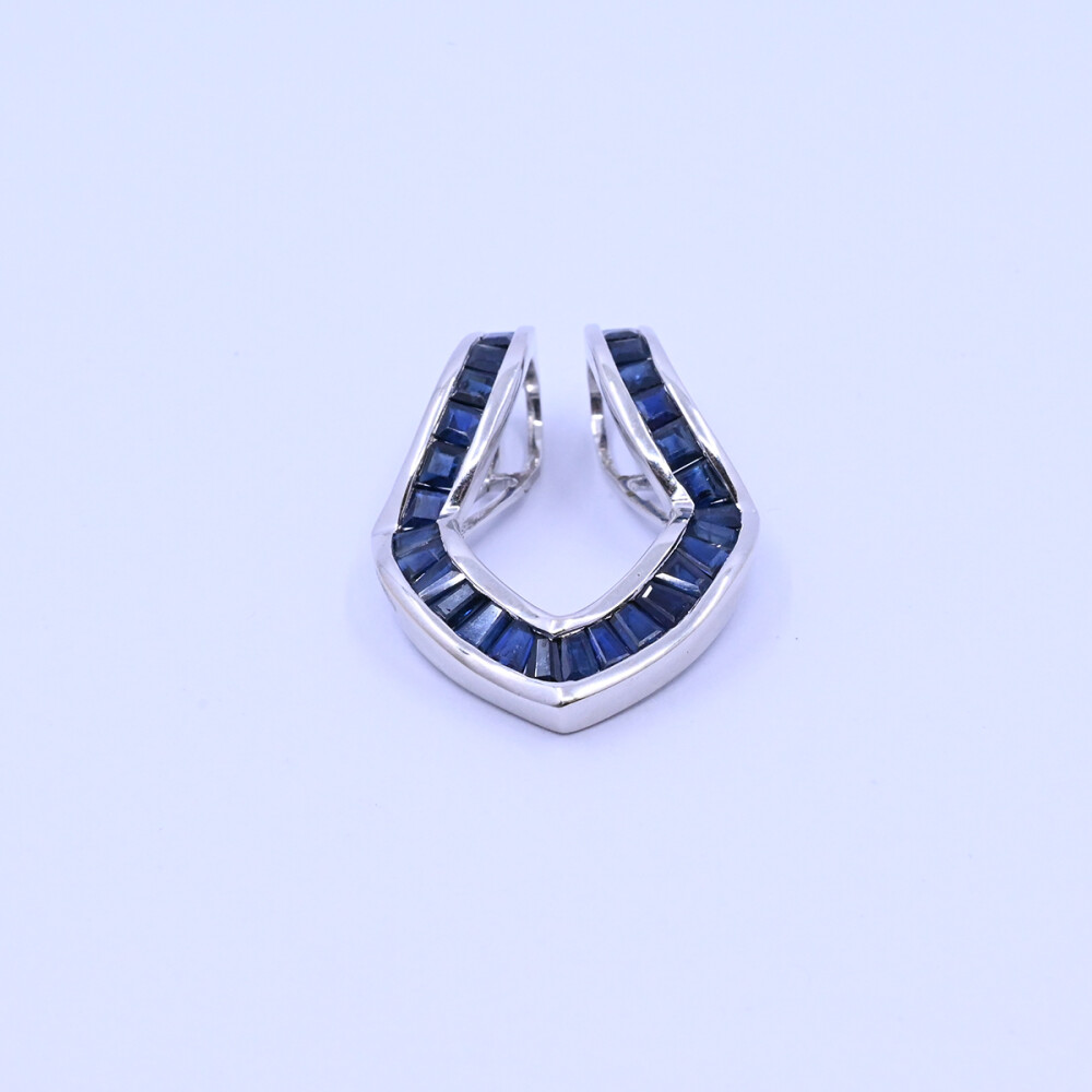 Dije oro 18k blanco con zafiros azules. Dije oro 18k blanco con zafiros azules.
