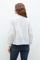 Blusa romántica con bordados blanco