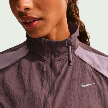 Campera Nike Swift Uv Rpl De Mujer Morado