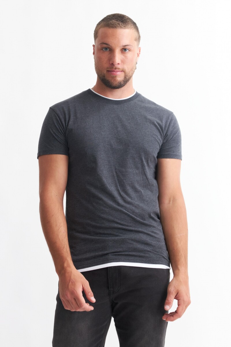 Remera con detalles a contratono GRIS OSCURO