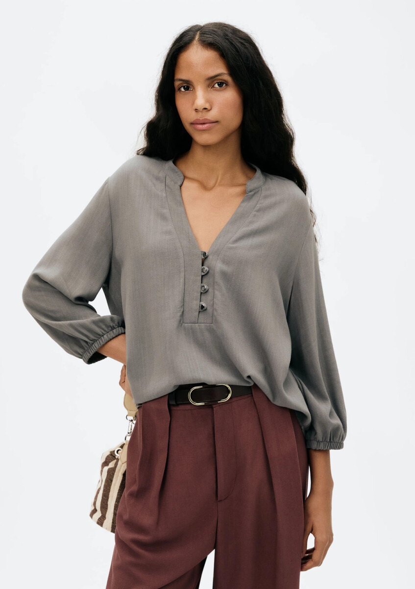 BLUSA ESCOTE V CON BOTONES - GRIS 
