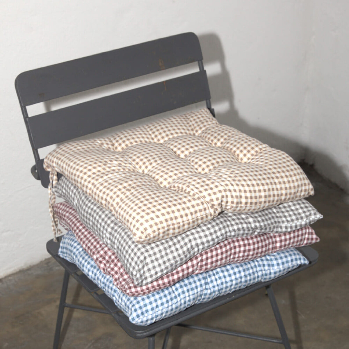 Almohadón para silla cuadros - gris 