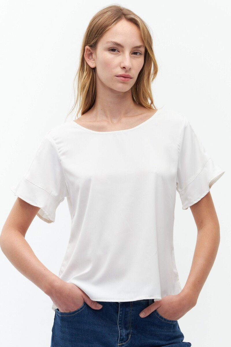 Blusa escote base con volado en puños crudo