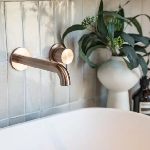 Grifería de lavatorio Monocomando de pared Signature bronce cepillado Grifería De Lavatorio Monocomando De Pared Signature Bronce Cepillado