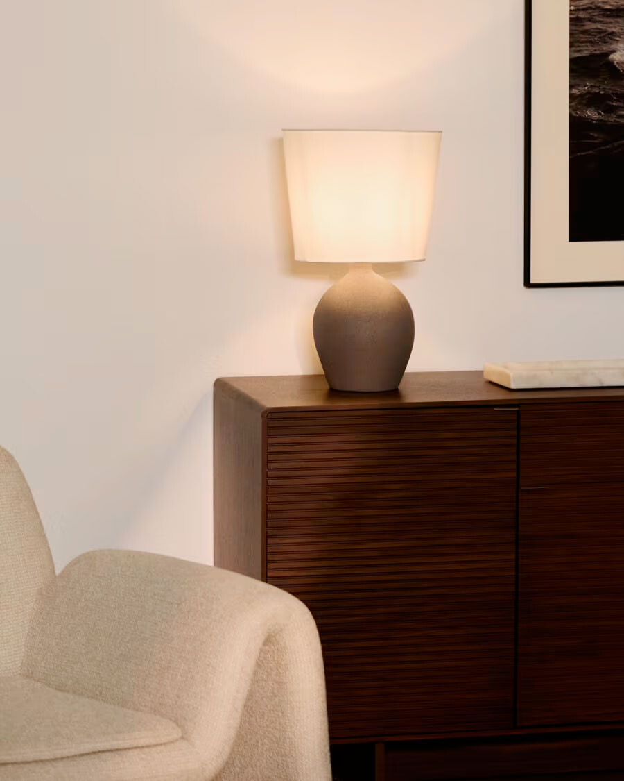 Lámpara de mesa grande Viona con efecto de piedra texturizado y pantalla de algodón Lámpara de mesa grande Viona con efecto de piedra texturizado y pantalla de algodón
