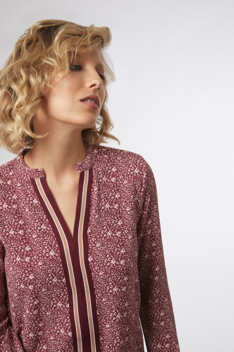 Blusa estampada con cinta bordo