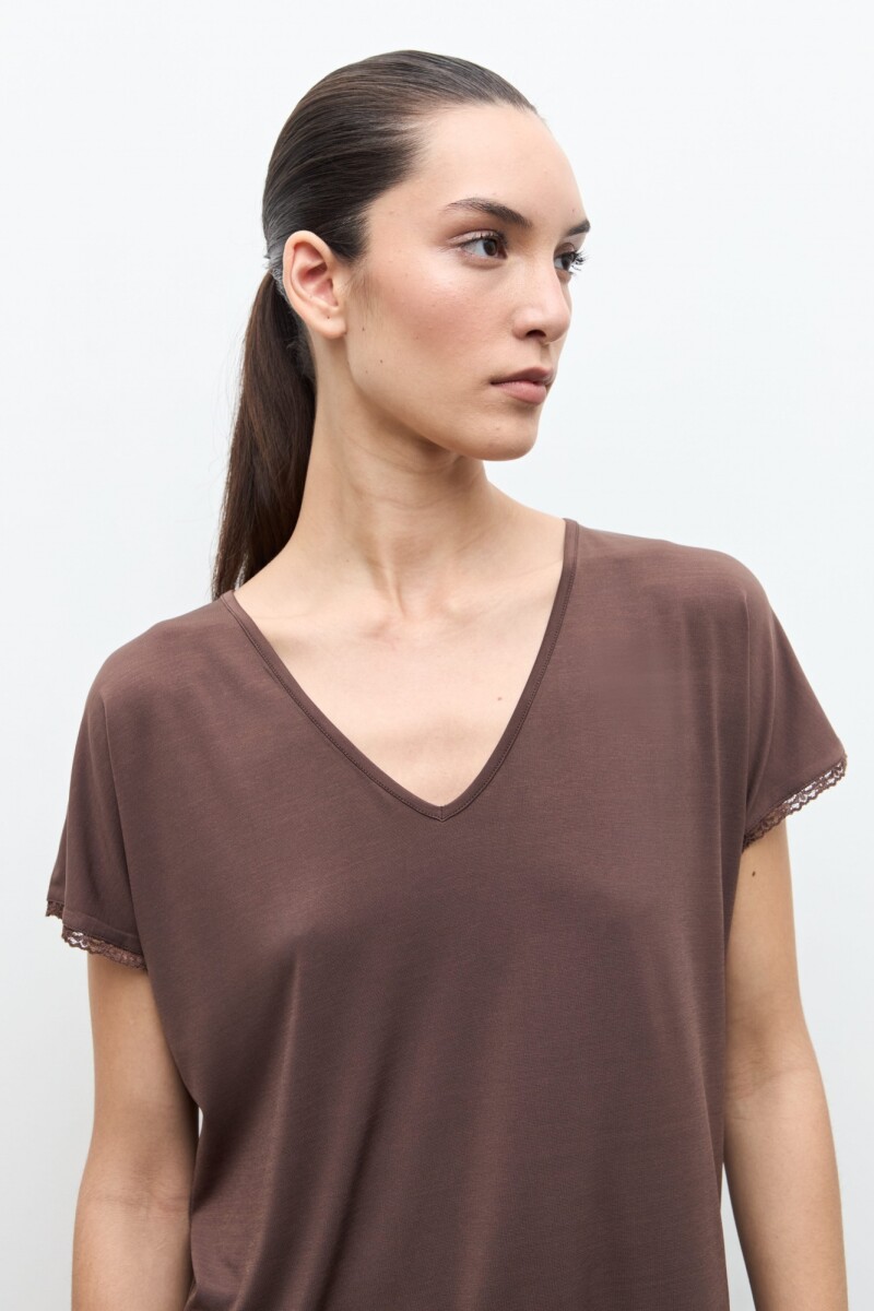 Remera con encaje chocolate