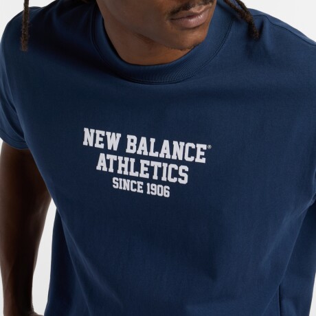 Remera New Balance de Hombre - Varsity Graphic - MT51526NNY BLUE