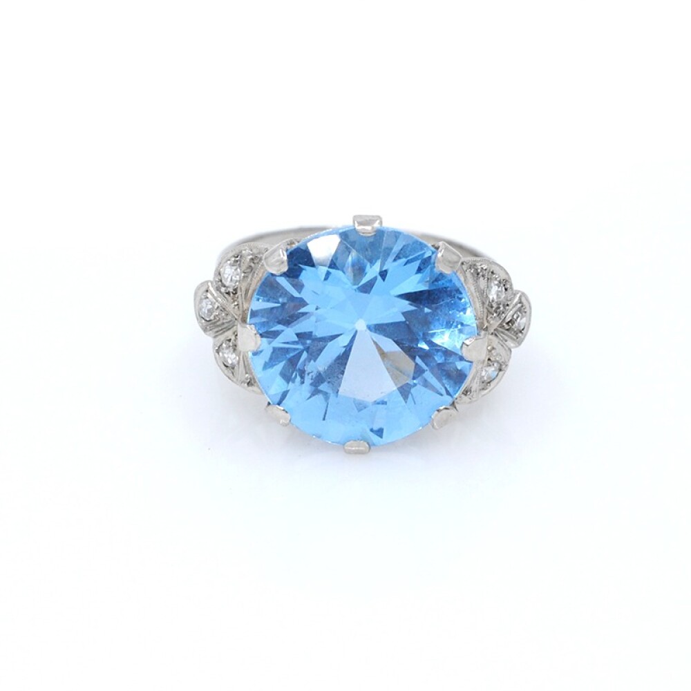Anillo en oro 18k blanco , piedra de color y brillantes Anillo en oro 18k blanco , piedra de color y brillantes