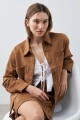 Chaqueta simil gamuza con bolsillos tostado