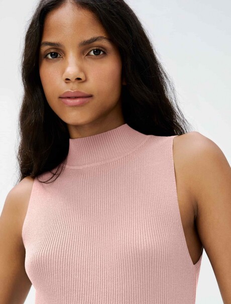 MUSCULOSA EN TELA ACANALADA CON CUELLO ALTO ROSA