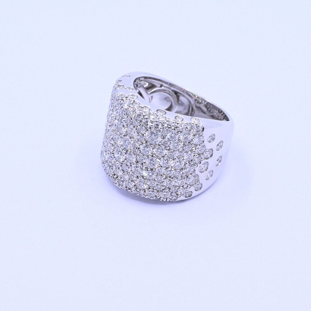 Anillo oro 18k blanco con brillantes engarce pavé. Anillo oro 18k blanco con brillantes engarce pavé.