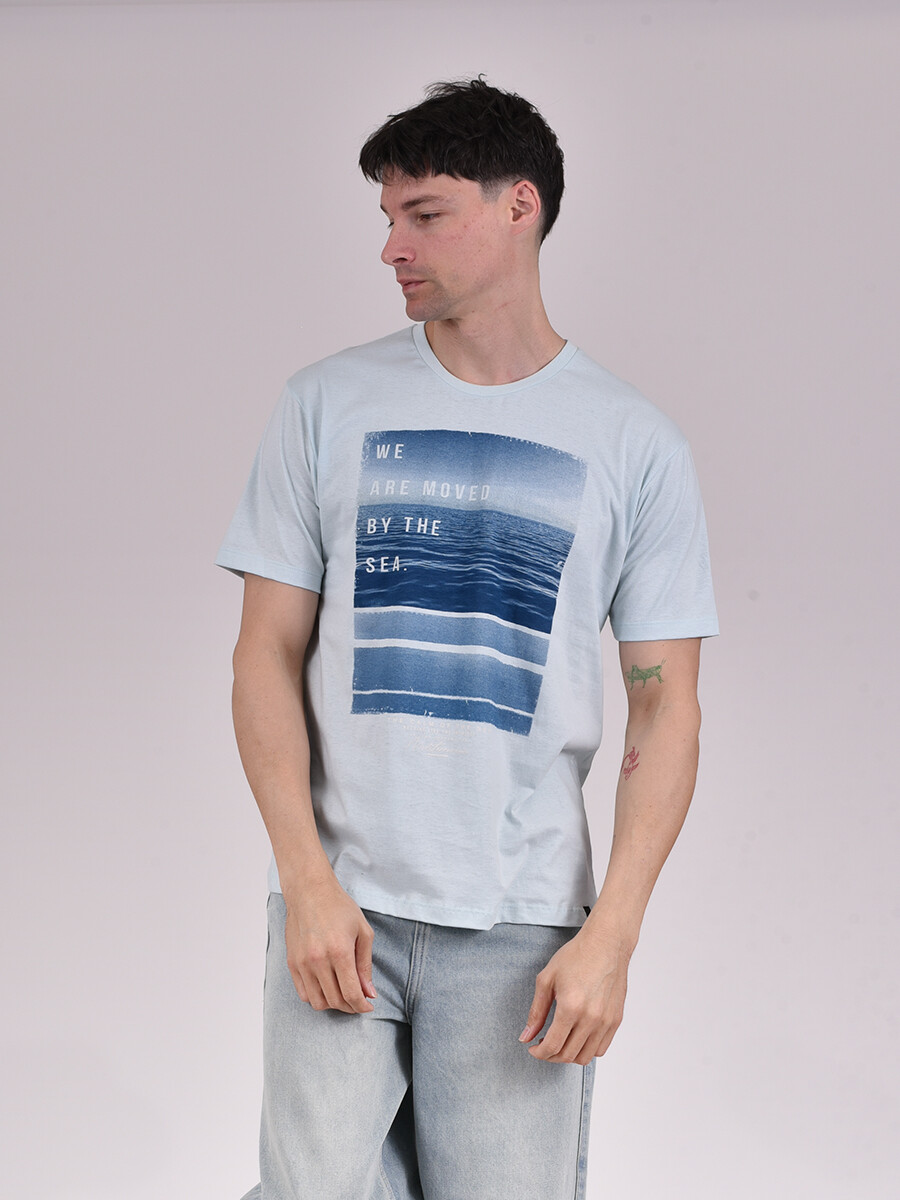 REMERA SEA - CELESTE 
