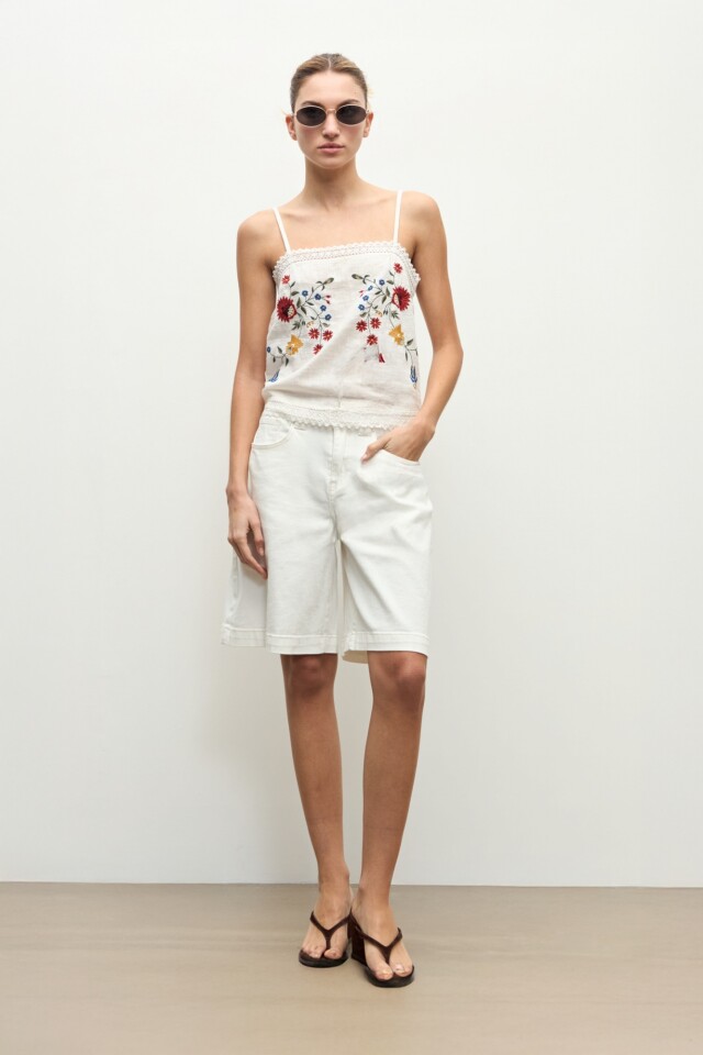 Top bordado floral multicolor blanco